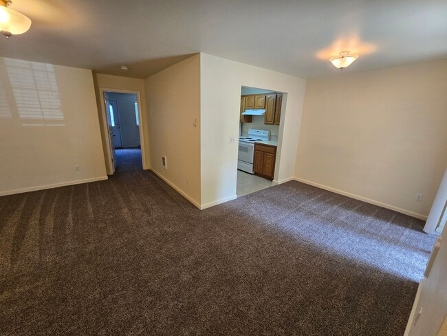 Building Photo - North Gilham Condo