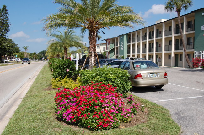 Building Photo - Flamingo Gardens