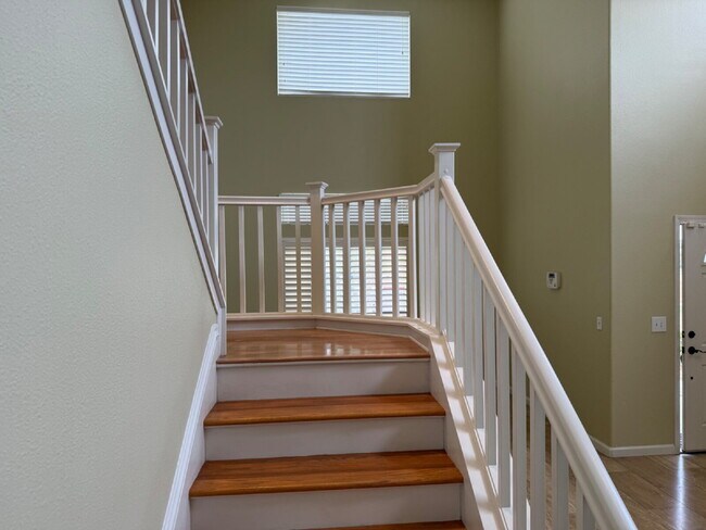 Building Photo - Gorgeous 5 Bedroom, 3 Bathroom Home With a Pool in perfect Tracy Location