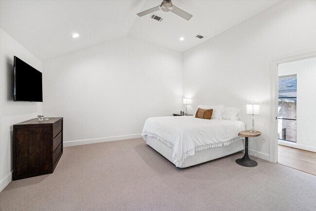 Building Photo - 10 S Briar Hollow Ln