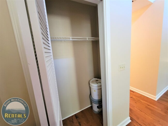 Building Photo - 1/1.5 Townhome located near Boone Golf Course!