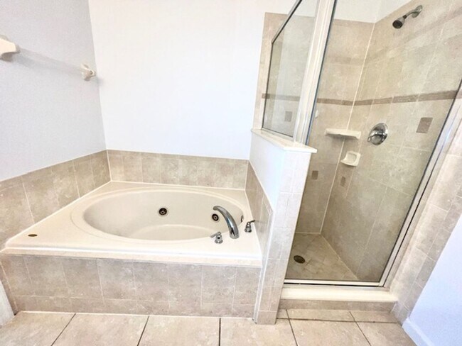 Building Photo - Remodeled Kitchen!! Wonderful Avalon Park-...