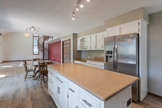 Building Photo - 1055 Knollwood Ln