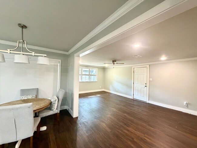 Building Photo - 3808 Beverly Dr