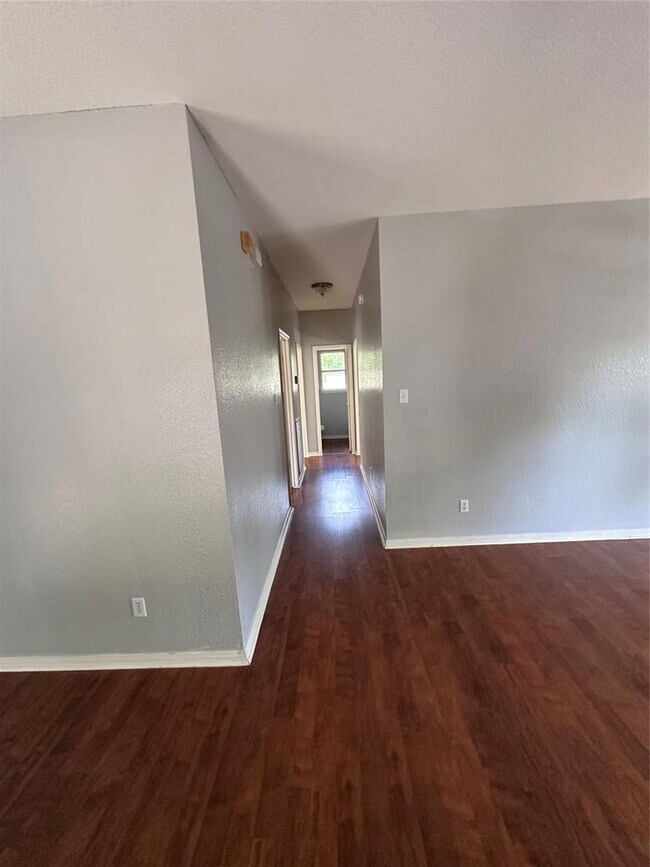 Building Photo - 4500 Silverstone Dr