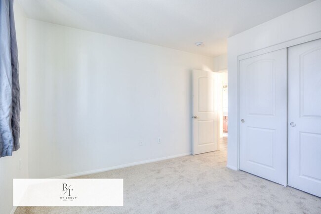 Building Photo - Beautiful 2-story home located in a gated community