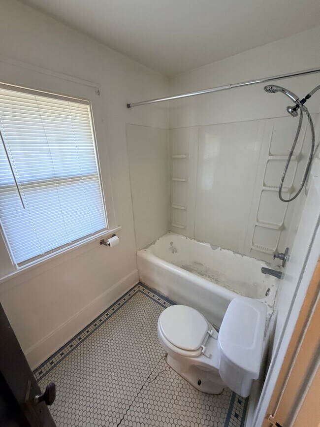 Building Photo - 409 29th St