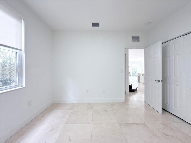 Building Photo - 10423 NW 70th Ln