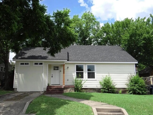 Primary Photo - 905 E Morningside Dr