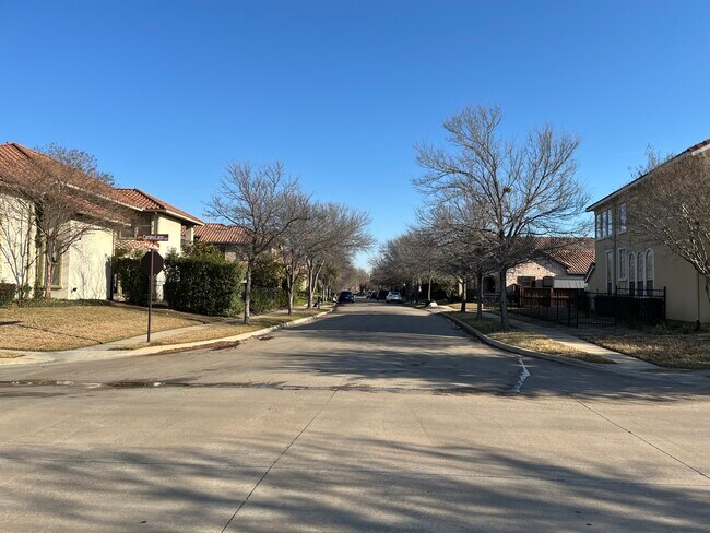 Building Photo - 817 La Cima