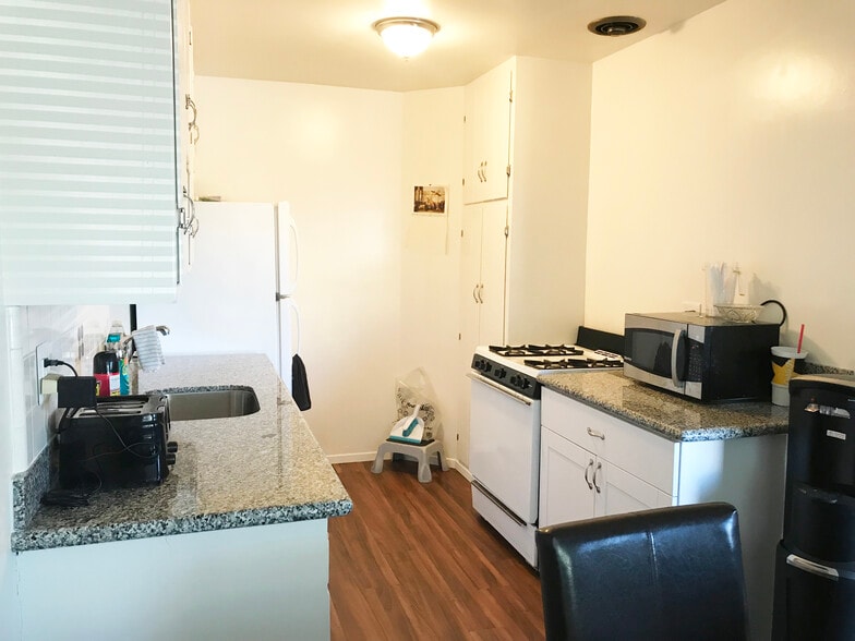 Building Photo - 487 E Park Ave