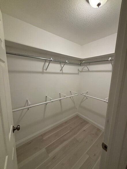 Building Photo - 1209 W Plum St