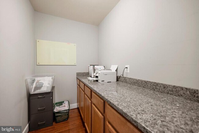 Building Photo - 710 E Howell Ave