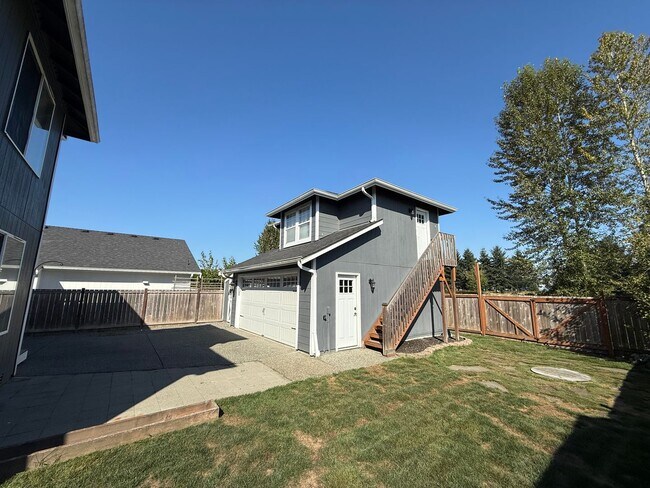 Building Photo - 15817 Lakeview Ave SE
