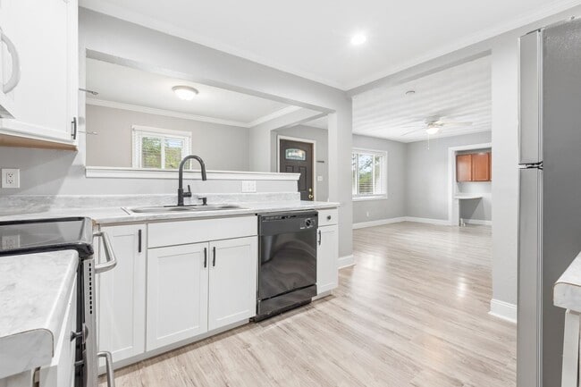 Building Photo - Move In Ready Norfolk Home!!