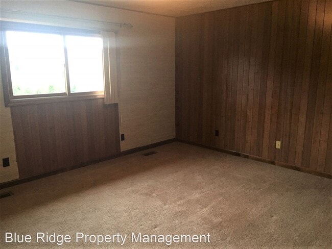 Building Photo - 549 N Holston River Dr