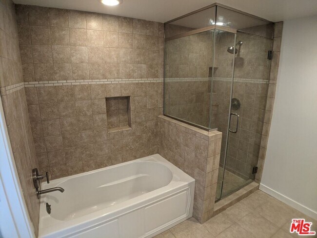 Building Photo - 5143 White Oak Ave