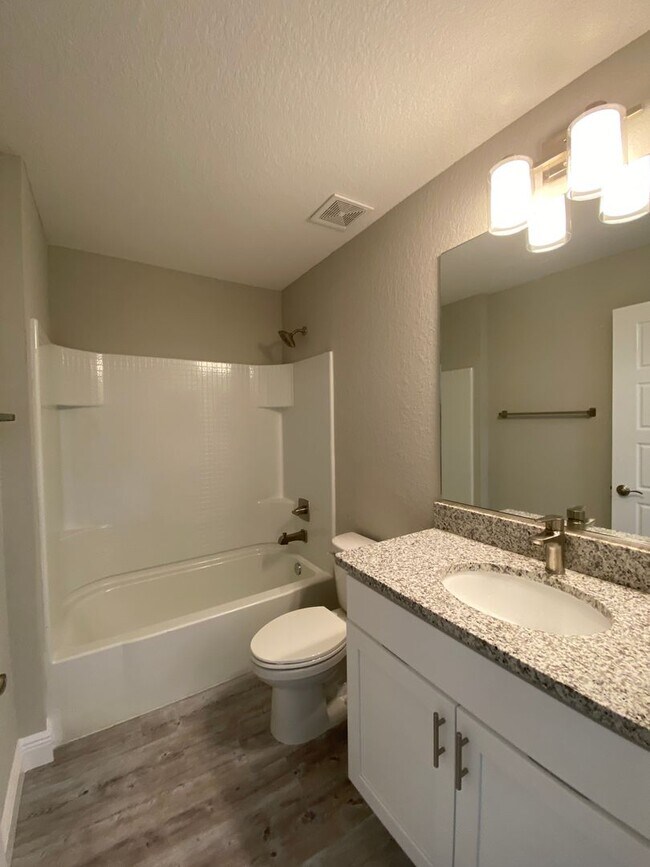 Building Photo - Custom Home - Desirable SE Ocala Neighborhood 3/2/2 **Won't Last**