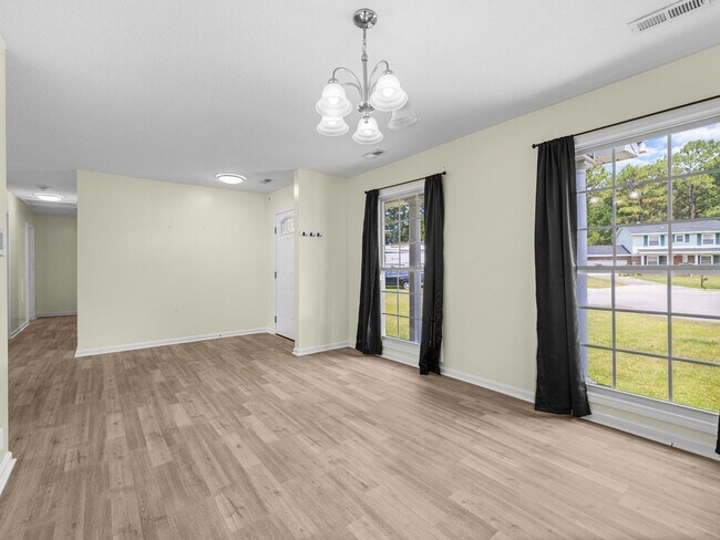Building Photo - 103 Oakwood Ct