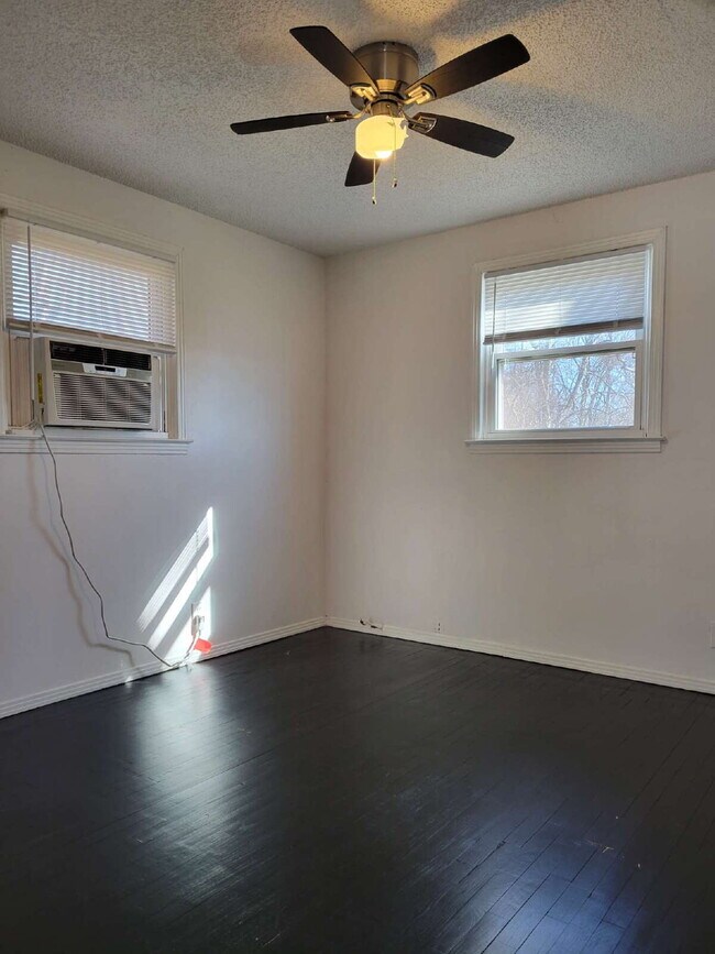 Building Photo - Phenomenal Downtown River View!