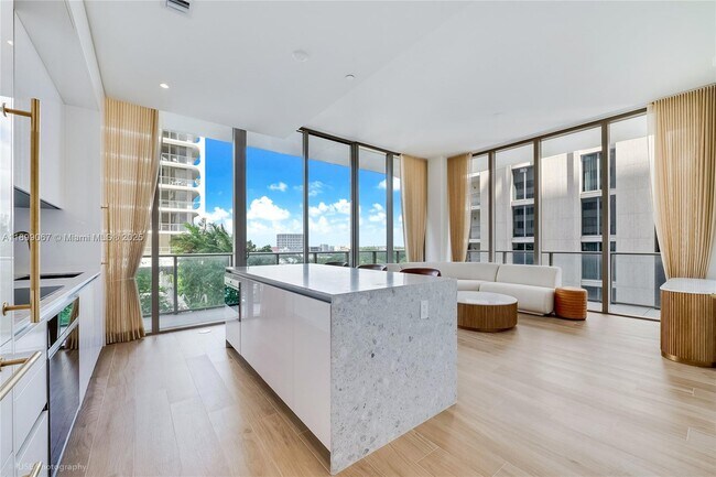 Building Photo - 2655 S Bayshore Dr