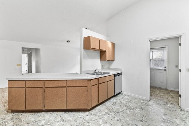 Building Photo - Annual ** 4 Bed / 3 Bath Single Family Hom...