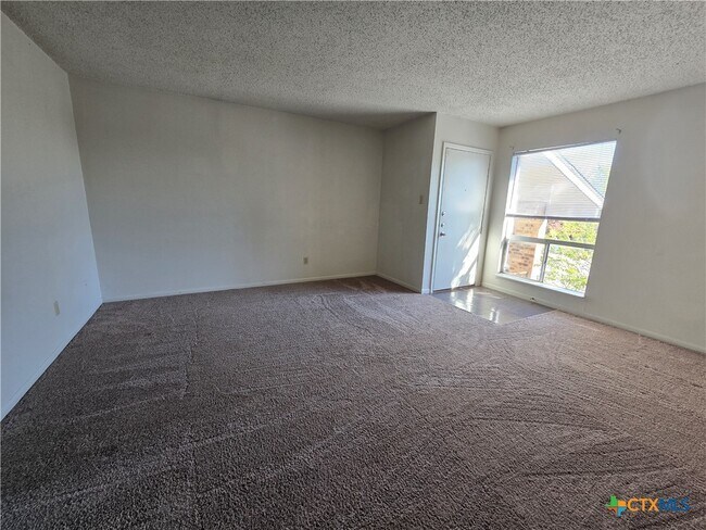 Building Photo - 209 Oak Trail Dr