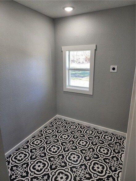 Building Photo - 12877 E State Hwy 21