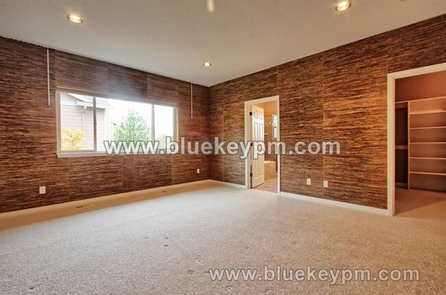 Building Photo - 4 Bed, 3 Bath Home in Happy Valley with Pr...