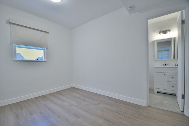 Building Photo - j421