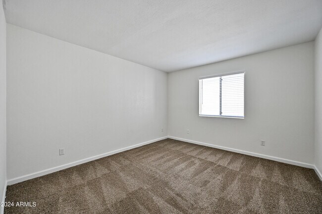 Building Photo - 740 W Elm St