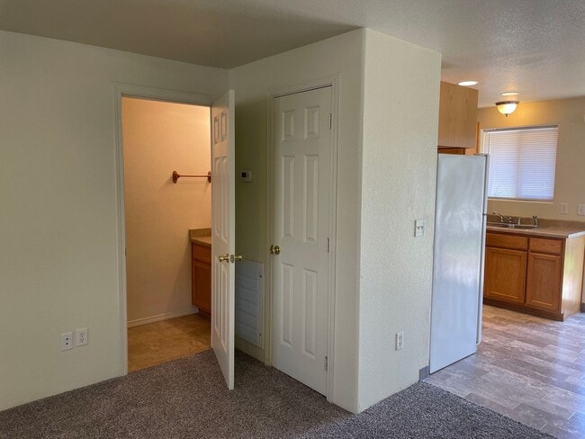 Building Photo - Beautiful 2 Bedroom 1.5 Bath Townhome Loca...