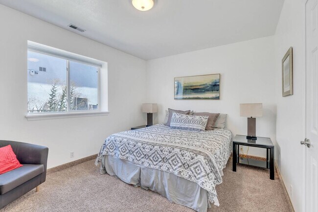 Building Photo - 12067 Lampton View Dr