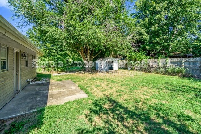 Building Photo - 3221 Beechwood Dr