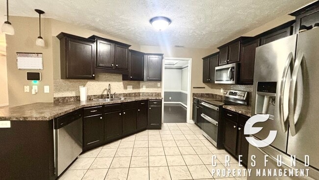 Building Photo - 4BR 2.5 Bath with Screened Porch and priva...