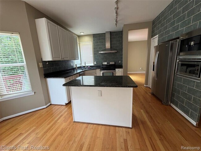 Building Photo - 35285 Pennington Dr