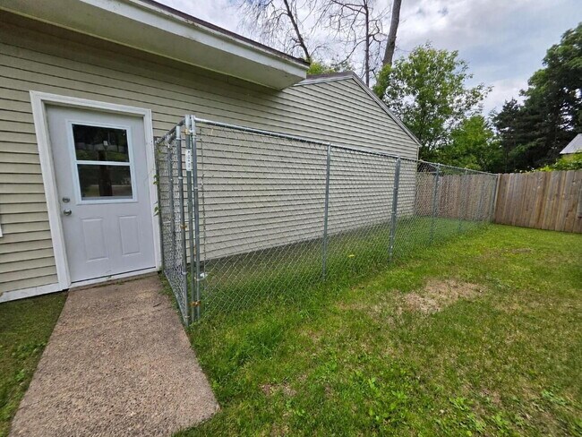 Building Photo - Country Living on 2.5 Acres Just Minutes from Eau Claire – 3 Bedroom Home with Bonus Rooms, Garag...