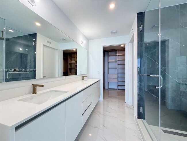 Building Photo - 700-724 3503