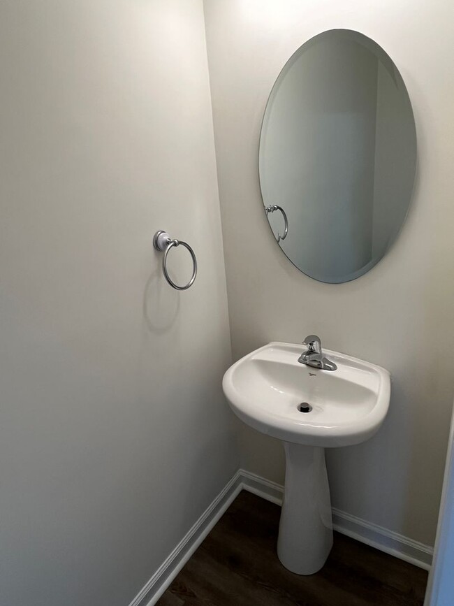 Building Photo - Great 2 Bed Condo in NODA with 1 Car Garage