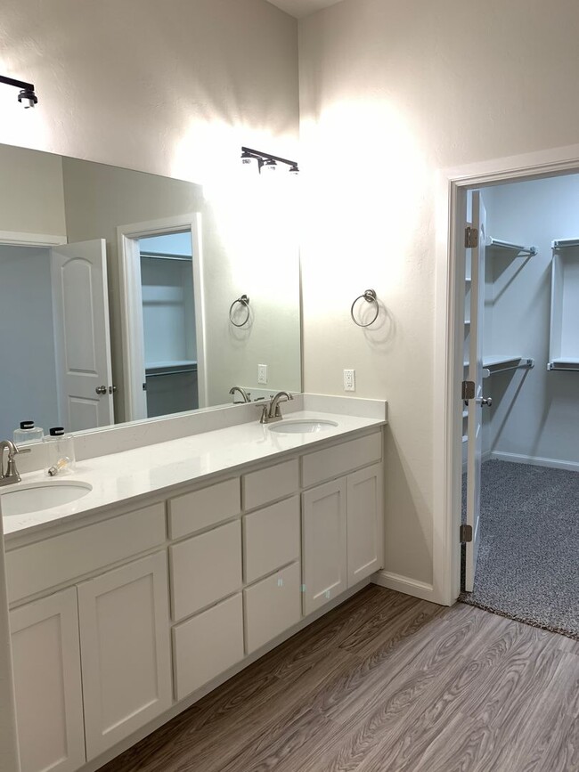 Building Photo - Gorgeous 3 bed 2.5 bath home in The Enclave