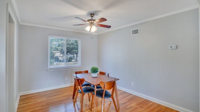 Building Photo - Beautifully renovated Move-in Ready 2bed 1...