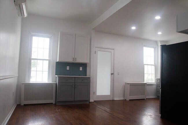 Building Photo - 16 E 44th St