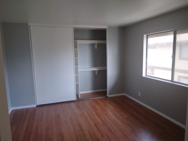 Building Photo - Spacious 1 Bedroom, 1 Bathroom Condominium...