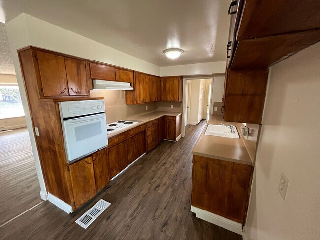 Building Photo - Wonderful Porterville House, Available Now!