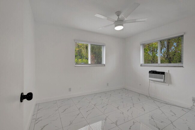 Building Photo - 525 S Broadway