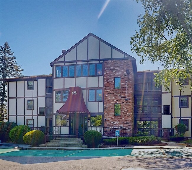 Building Photo - 15 Thompson Dr