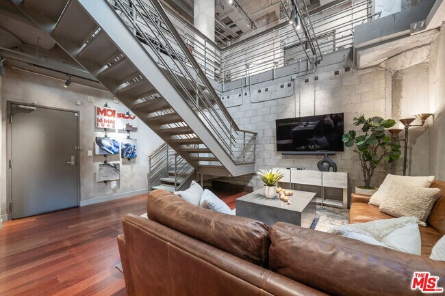 Building Photo - 330 W 11th St