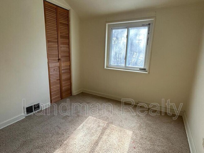 Building Photo - 464 Elias Dr