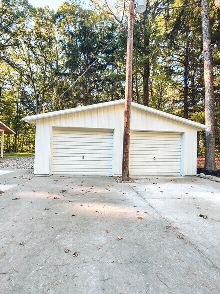 Two stall garage - 1008 W Singing Woods Rd