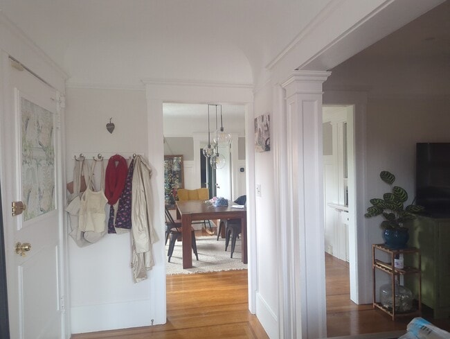 Building Photo - 3057 Lynde St